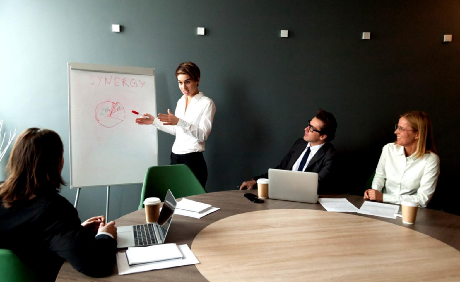 Finansal kayıt ve analiz süreçlerini gösteren profesyonel çalışma ortamı